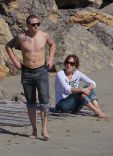 Jennifer Lopez feet photo thumbnail