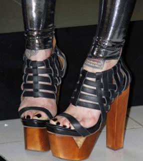 Katherine von Drachenberg feet photo thumbnail