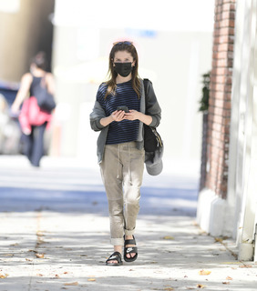 Anna Kendrick feet photo thumbnail