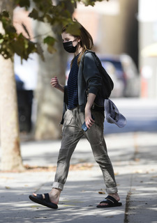 Anna Kendrick feet photo thumbnail