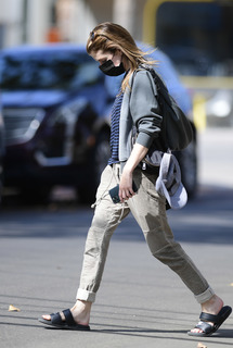 Anna Kendrick feet photo thumbnail