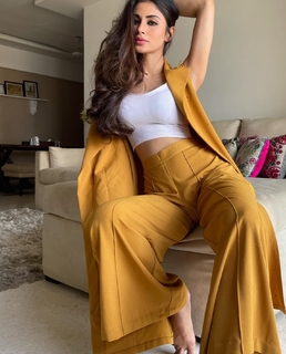 Mouni Roy feet photo thumbnail