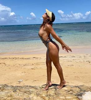 Dania Ramirez feet photo thumbnail