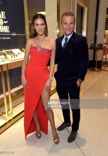 Alessandra Ambrosio feet photo thumbnail