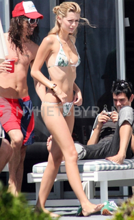 Mischa Barton feet photo thumbnail