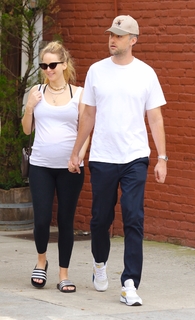 Jennifer Lawrence feet photo thumbnail