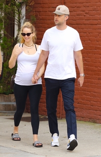 Jennifer Lawrence feet photo thumbnail