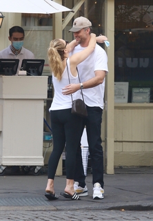 Jennifer Lawrence feet photo thumbnail