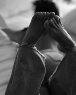 Deborah Secco feet photo thumbnail