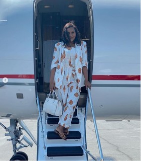 Mindy Kaling feet photo thumbnail