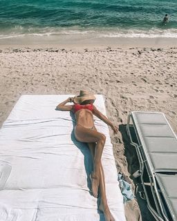Nicole Neumann feet photo thumbnail
