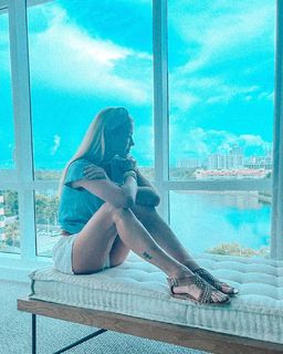 Nicole Neumann feet photo thumbnail