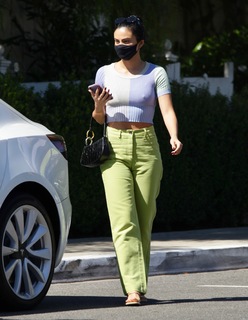 Camila Mendes feet photo thumbnail