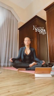 Larissa Manoela feet photo thumbnail