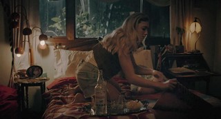 Peyton List feet photo thumbnail