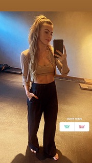 Julianne Hough feet photo thumbnail