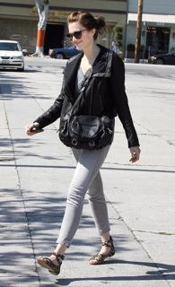 Mandy Moore feet photo thumbnail