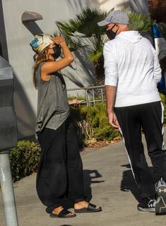Halle Berry feet photo thumbnail