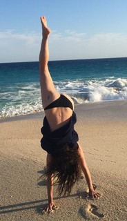 Minnie Driver feet photo thumbnail
