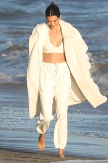 Kendall Jenner feet photo thumbnail