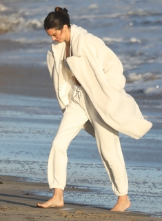 Kendall Jenner feet photo thumbnail