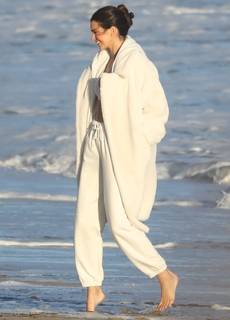 Kendall Jenner feet photo thumbnail