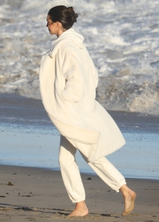 Kendall Jenner feet photo thumbnail