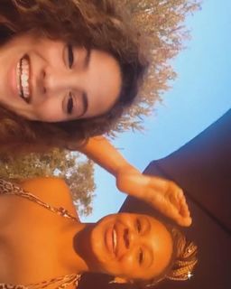 Sofie Dossi feet photo thumbnail