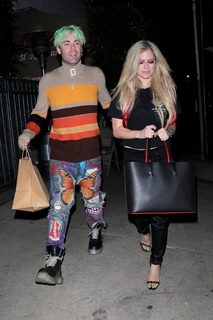 Avril Lavigne feet photo thumbnail