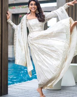 Shriya Saran feet photo thumbnail