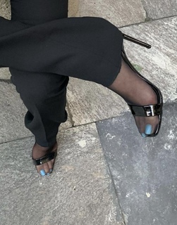 Serenay Sarikaya feet photo thumbnail