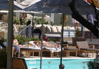 Demi Lovato feet photo thumbnail