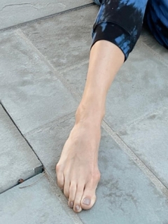 Molly Sims feet photo thumbnail