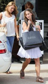 Jennifer Love Hewitt feet photo thumbnail