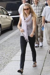 Sienna Miller feet photo thumbnail