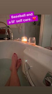 Angela Kinsey feet photo thumbnail