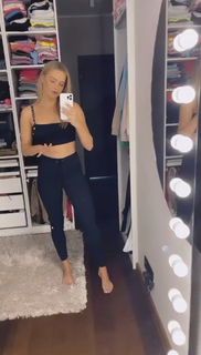 Karolina Pisarek feet photo thumbnail