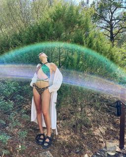Serenay Sarikaya feet photo thumbnail