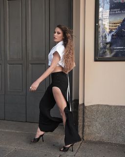 Serenay Sarikaya feet photo thumbnail