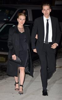 Scarlett Johansson feet photo thumbnail