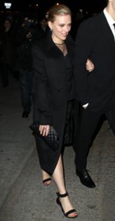 Scarlett Johansson feet photo thumbnail