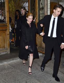 Scarlett Johansson feet photo thumbnail