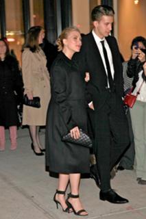 Scarlett Johansson feet photo thumbnail