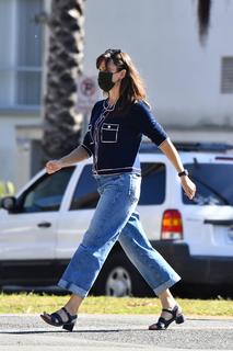 Jennifer Garner feet photo thumbnail