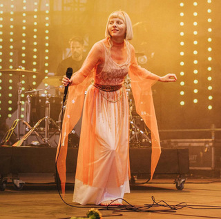 Aurora Aksnes feet photo thumbnail