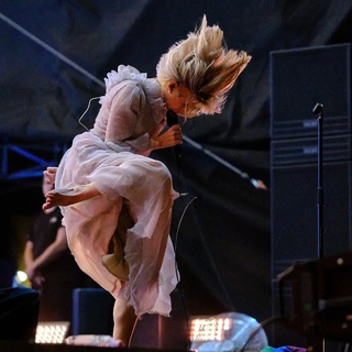 Aurora Aksnes feet photo thumbnail