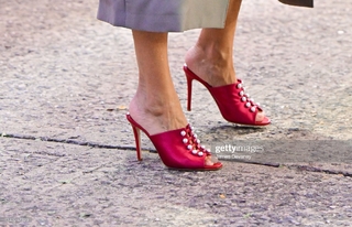 Sarah Jessica Parker feet photo thumbnail