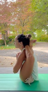 Kino MacGregor feet photo thumbnail