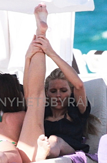 Michelle Hunziker feet photo thumbnail