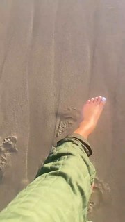 Halle Bailey feet photo thumbnail